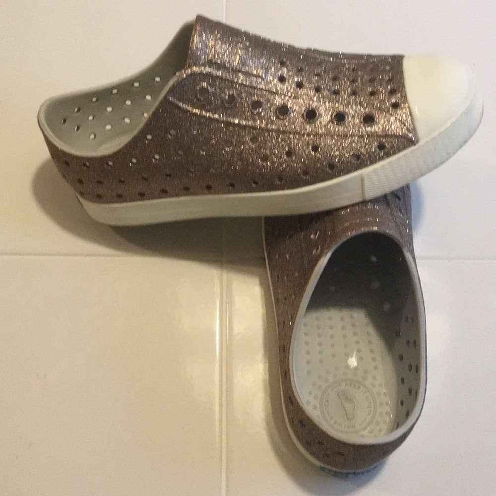 Native Shoes Jefferson Girls Rose Gold - size 2